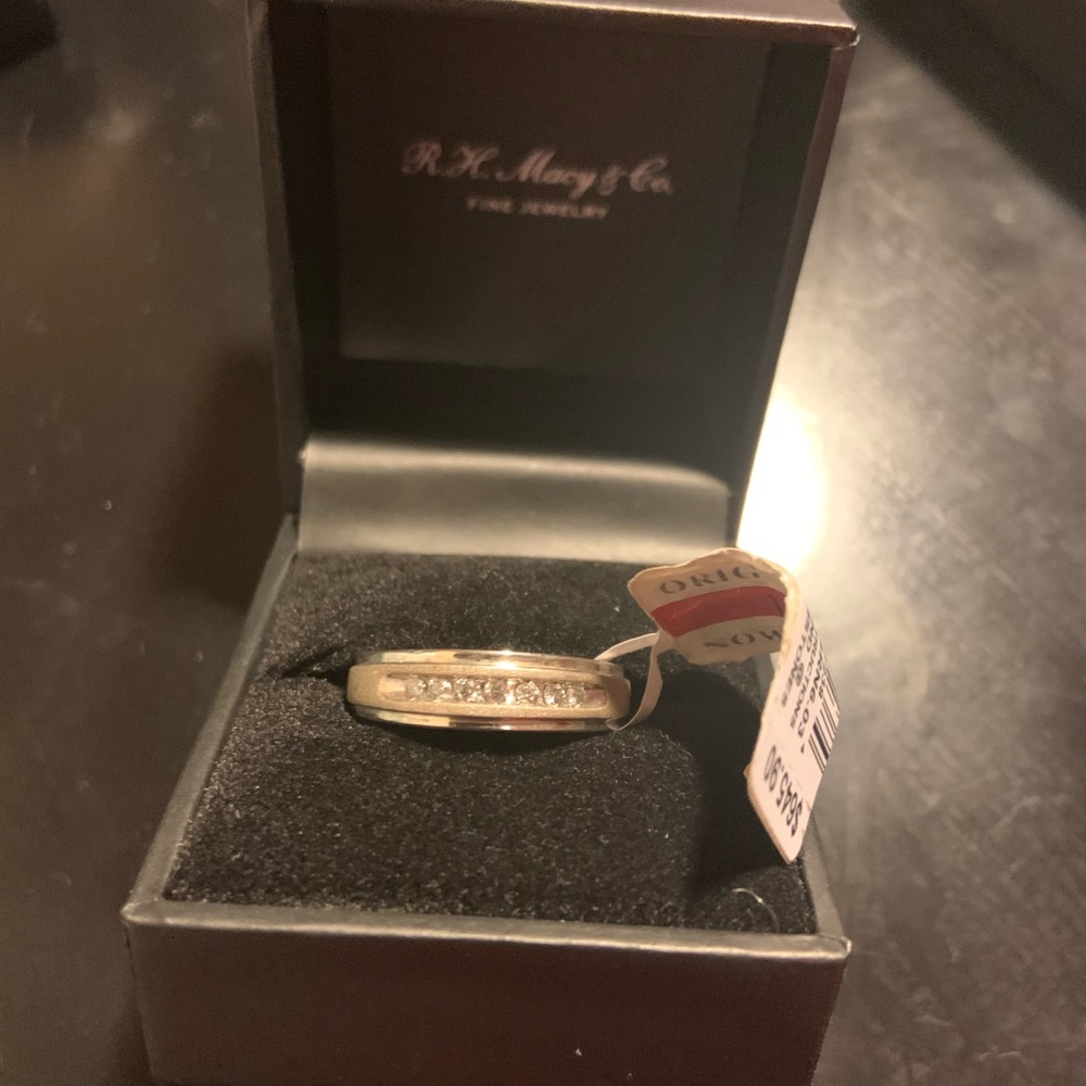 Men’s silver diamond ring